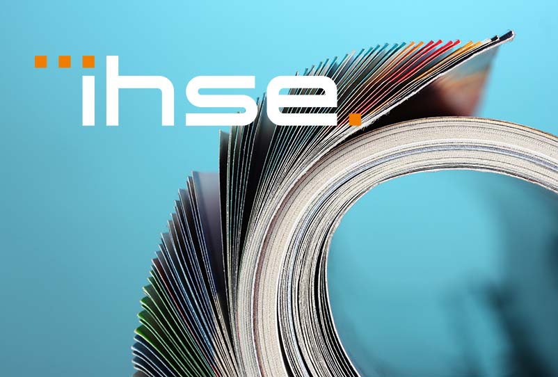 Das IHSE Logo vor einer Nahaufnahme eines Magazins
