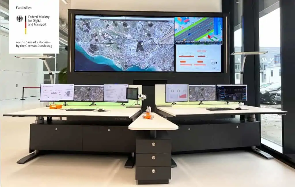 The IHSE smart city control center plays a crucial part in bringing together large amounts of data from the traffic and city infrastructure and making it available to the controllers.